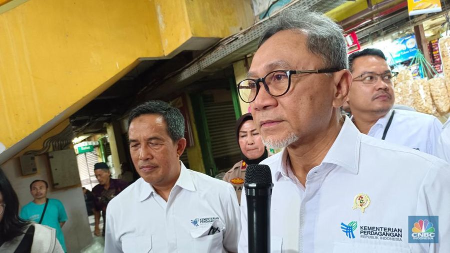 Mendag Zulhas di Pasar Kramat Jati. (CNBC Indonesia/Martyasari Rizky)