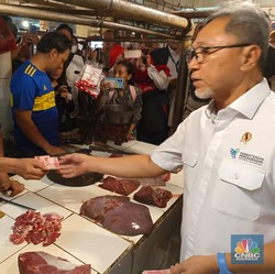 Sidak ke Pasar Kramat Jati, Mendag Zulhas Borong Cabai Sampai Beras