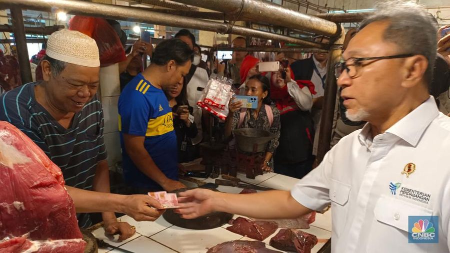 Mendag Zulhas Sidak Pasar Kramat Jati, Jakarta Timur, Jumat (15/3/2024). (CNBC Indonesia/Martyasari Rizky)