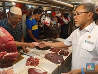 Sidak ke Pasar Kramat Jati, Mendag Zulhas Borong Cabai Sampai Beras