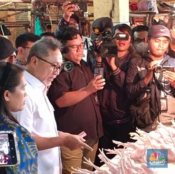 Pagi-Pagi Mendag Zulhas Sidak ke Pasar Kramat Jati, Ada Apa?
