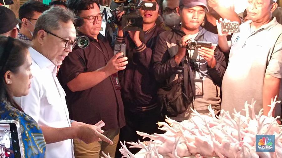 Mendag Zulhas Sidak Pasar Kramat Jati, Jakarta Timur, Jumat (15/3/2024). (CNBC Indonesia/Martyasari Rizky)