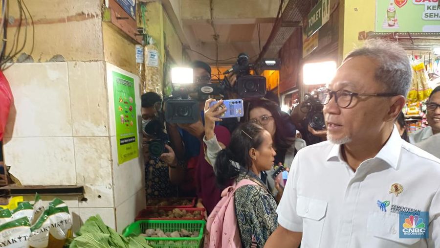 Mendag Zulhas Sidak Pasar Kramat Jati, Jakarta Timur, Jumat (15/3/2024). (CNBC Indonesia/Martyasari Rizky)