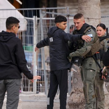Bak Napi! Potret Miris Muslim Salat di Al-Aqsa, Dijaga Ketat Israel