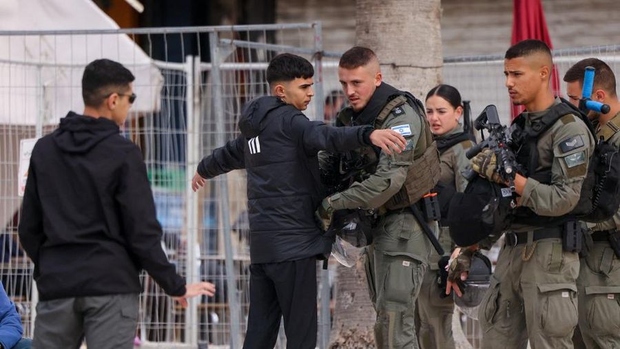 Tentara israel melakukan pemeriksaan jelang ibadah salat Jumat pekan pertama Ramadan di kompleks Masjid Al-Aqsa, Kota Tua Yerusalem, Jumat (15/3/2024). (AFP/HAZEM BADER)