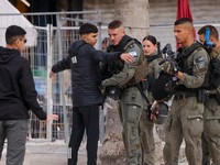 Bak Napi! Potret Miris Muslim Salat di Al-Aqsa, Dijaga Ketat Israel
