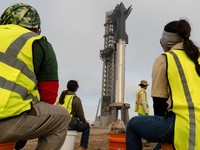 Elon Musk Gabungkan Bisnis Rugi dan Perusahaan Kaya Raya Lalu IPO