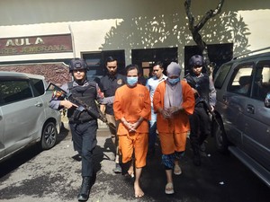 Polisi Tangkap Pasutri Penipu Pengganda Uang, Koper Diisi Kain-Pasir