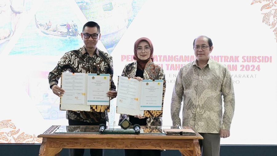 Penandatanganan Kontrak Subsidi Energi 2024 antara PLN yang diwakili Direktur Utama PLN, Darmawan Prasodjo (kiri) dengan Kementerian Keuangan yang diwakili Direktur Penerimaan Negara Bukan Pajak Sumber Daya Alam (PNBP SDA) dan Kekayaan Negara, Rahayu Puspasari (tengah) dan disaksikan Direktur Jenderal Anggaran Kementerian Keuangan RI, Isa Rachmatarwata (kanan). (Dok: PT PLN)