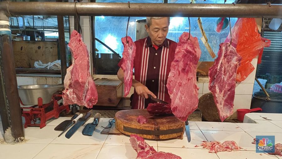 Penjual daging Sapi di Pasar Kramat Jati, Jakarta Timur. (CNBC Indonesia/Martyasari Rizky)