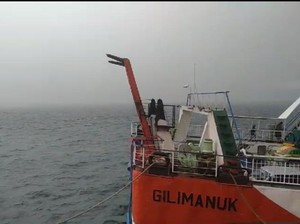 Cuaca Ekstrem, Kendaraan yang Menyeberangi Selat Bali Wajib Diikat