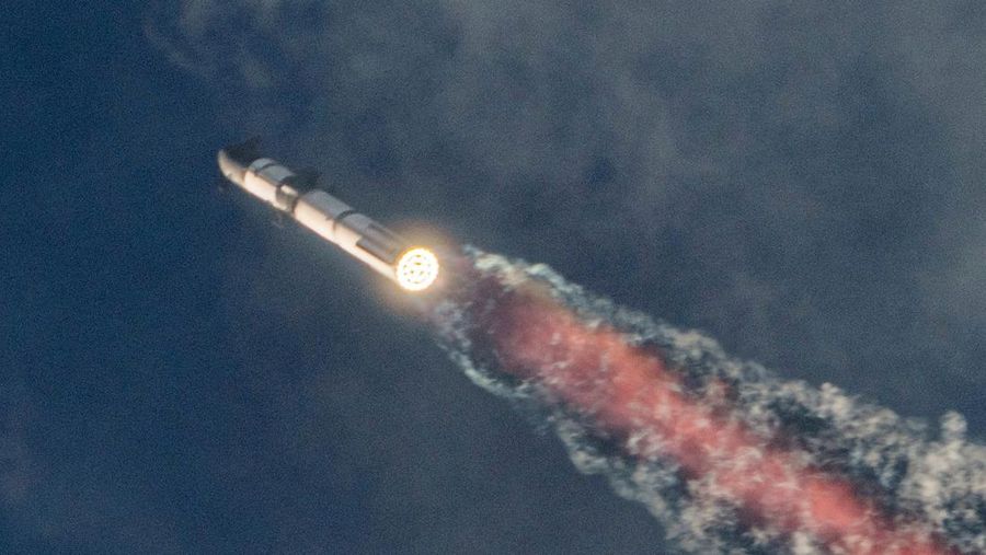 Pesawat ruang angkasa Starship generasi SpaceX, di atas roket Super Heavy lepas landas pada peluncuran ketiganya dari landasan peluncuran perusahaan Boca Chica dalam uji terbang tanpa awak, dekat Brownsville, Texas, AS 14 Maret 2024. (REUTERS/Cheney Orr)