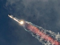 Roket Raksasa SpaceX Hilang di Langit, Ini Penampakannya