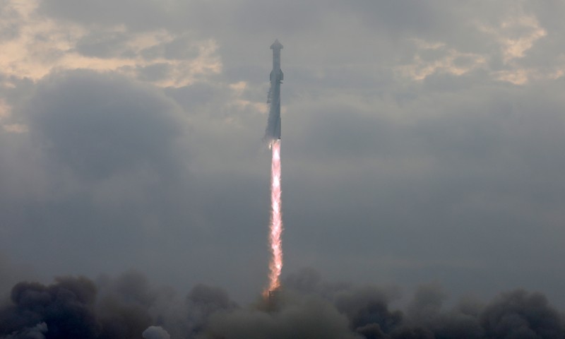Para pekerja beristirahat sambil memindahkan bebatuan dan puing-puing dari area sekitar saat pesawat luar angkasa Starship generasi berikutnya milik SpaceX yang berada di atas roket Super Heavy. (REUTERS/Cheney Orr) Para pekerja beristirahat sambil memindahkan bebatuan dan puing-puing dari area sekitar saat pesawat luar angkasa Starship generasi berikutnya milik SpaceX yang berada di atas roket Super Heavy. (REUTERS/Cheney Orr)