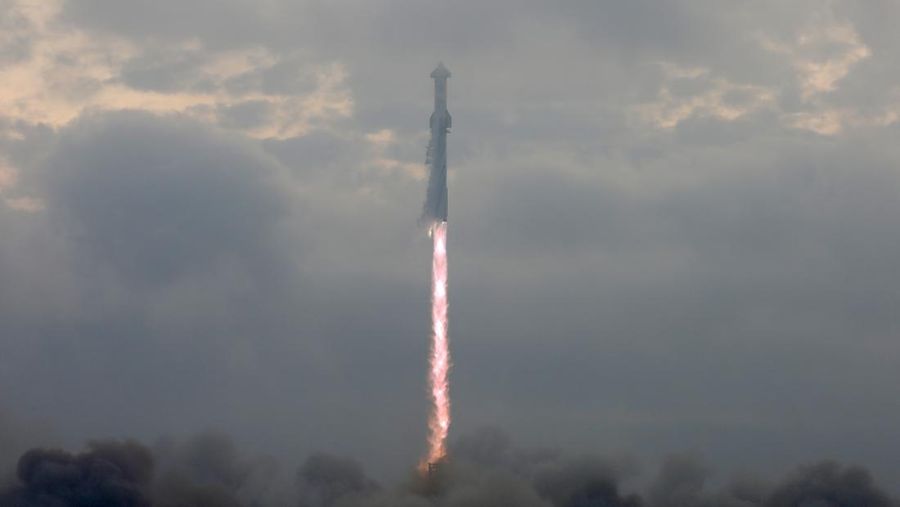 Para pekerja beristirahat sambil memindahkan bebatuan dan puing-puing dari area sekitar saat pesawat luar angkasa Starship generasi berikutnya milik SpaceX yang berada di atas roket Super Heavy. (REUTERS/Cheney Orr)