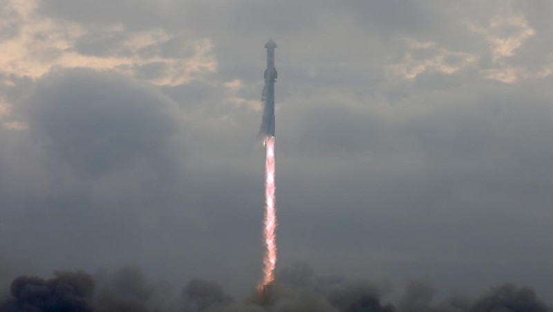 Para pekerja beristirahat sambil memindahkan bebatuan dan puing-puing dari area sekitar saat pesawat luar angkasa Starship generasi berikutnya milik SpaceX yang berada di atas roket Super Heavy. (REUTERS/Cheney Orr)