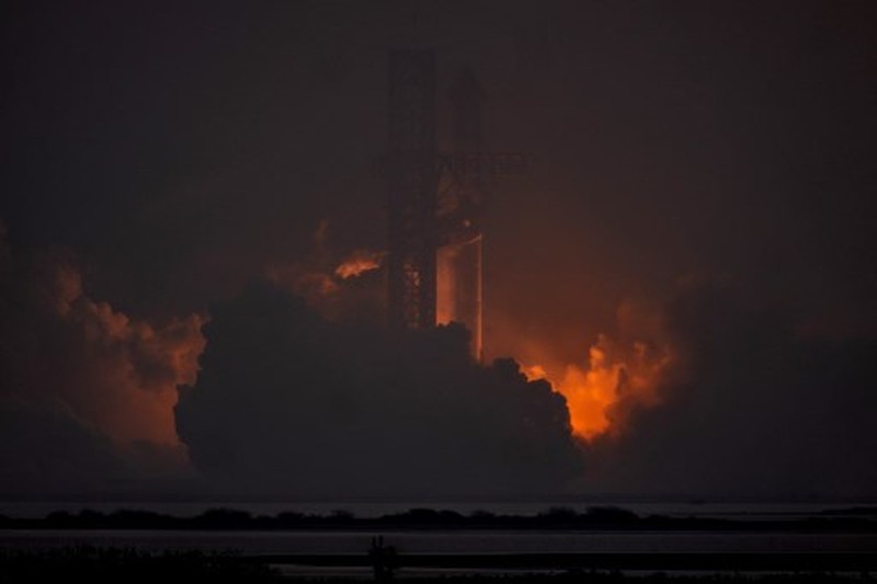 Para pekerja beristirahat sambil memindahkan bebatuan dan puing-puing dari area sekitar saat pesawat luar angkasa Starship generasi berikutnya milik SpaceX yang berada di atas roket Super Heavy. (REUTERS/Cheney Orr) Para pekerja beristirahat sambil memindahkan bebatuan dan puing-puing dari area sekitar saat pesawat luar angkasa Starship generasi berikutnya milik SpaceX yang berada di atas roket Super Heavy. (REUTERS/Cheney Orr)