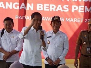 Datangi Gudang Bulog di Palas, Jokowi Janjikan Bantuan Beras Hingga Juni