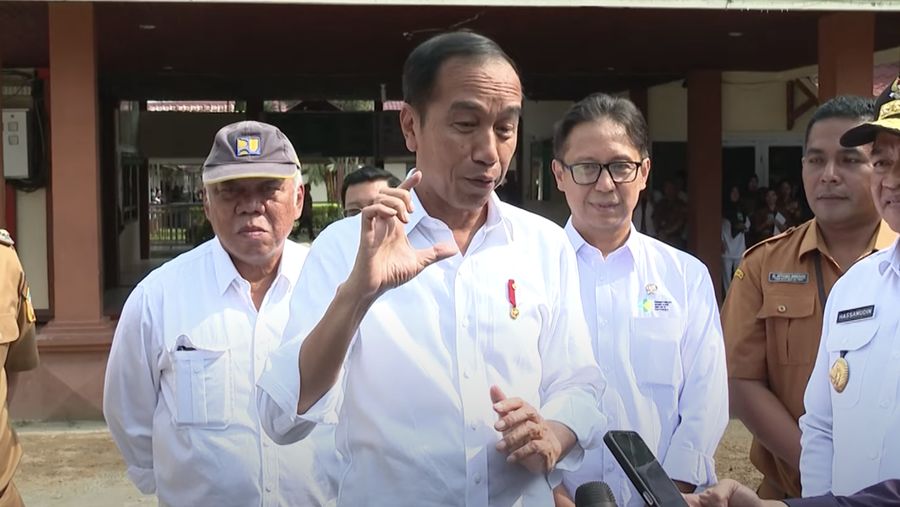 Presiden Joko Widodo memberikan keterangan usai meninjjau RSUD Sibuhuan, Padang Lawas. (YouTUbe/Sekretariat Presiden)