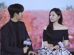 Kim Soo Hyun Buka Suara Soal Gosip Pacaran dengan Kim Ji Won