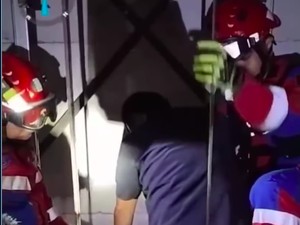 Damkar Evakuasi Warga Terjebak dalam Lift Gedung di Menteng