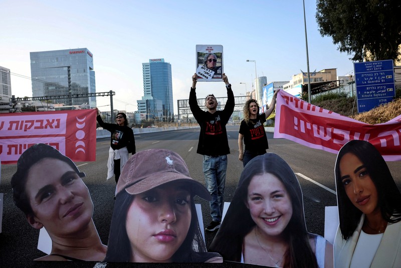 Sejumlah perempuan Israel turun ke jalan menuntut pembebasan segera para sandera yang ditahan di Gaza oleh kelompok militan Hamas dalam aksi protes di Tel Aviv, (14/3/2024) waktu setempat. (REUTERS/Tomer Appelbaum) Sejumlah perempuan Israel turun ke jalan menuntut pembebasan segera para sandera yang ditahan di Gaza oleh kelompok militan Hamas dalam aksi protes di Tel Aviv, (14/3/2024) waktu setempat. (REUTERS/Tomer Appelbaum)