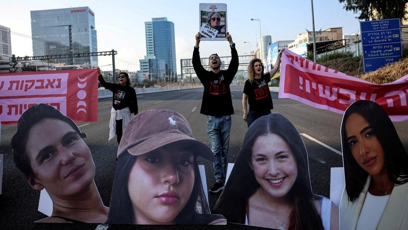 Sejumlah perempuan Israel turun ke jalan menuntut pembebasan segera para sandera yang ditahan di Gaza oleh kelompok militan Hamas dalam aksi protes di Tel Aviv, (14/3/2024) waktu setempat. (REUTERS/Tomer Appelbaum)