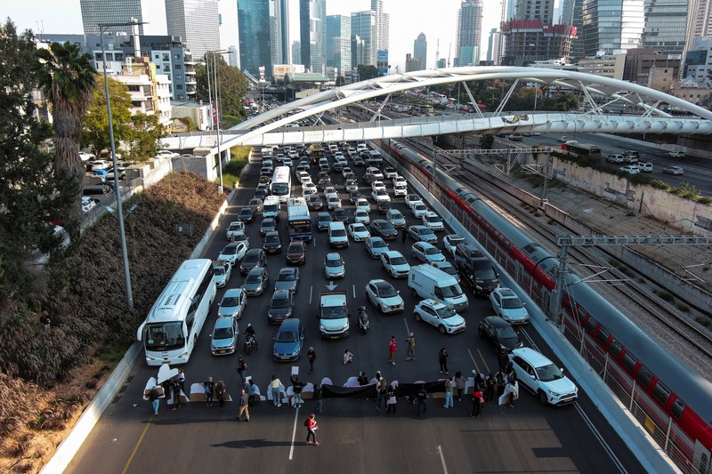 Sejumlah perempuan Israel turun ke jalan menuntut pembebasan segera para sandera yang ditahan di Gaza oleh kelompok militan Hamas dalam aksi protes di Tel Aviv, (14/3/2024) waktu setempat. (REUTERS/Tomer Appelbaum) Sejumlah perempuan Israel turun ke jalan menuntut pembebasan segera para sandera yang ditahan di Gaza oleh kelompok militan Hamas dalam aksi protes di Tel Aviv, (14/3/2024) waktu setempat. (REUTERS/Tomer Appelbaum)