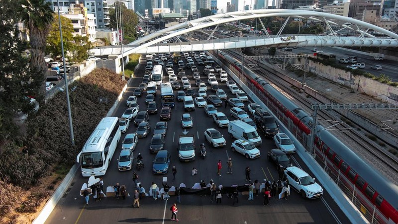 Sejumlah perempuan Israel turun ke jalan menuntut pembebasan segera para sandera yang ditahan di Gaza oleh kelompok militan Hamas dalam aksi protes di Tel Aviv, (14/3/2024) waktu setempat. (REUTERS/Tomer Appelbaum)