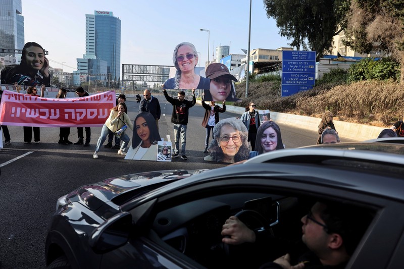Sejumlah perempuan Israel turun ke jalan menuntut pembebasan segera para sandera yang ditahan di Gaza oleh kelompok militan Hamas dalam aksi protes di Tel Aviv, (14/3/2024) waktu setempat. (REUTERS/Tomer Appelbaum) Sejumlah perempuan Israel turun ke jalan menuntut pembebasan segera para sandera yang ditahan di Gaza oleh kelompok militan Hamas dalam aksi protes di Tel Aviv, (14/3/2024) waktu setempat. (REUTERS/Tomer Appelbaum)