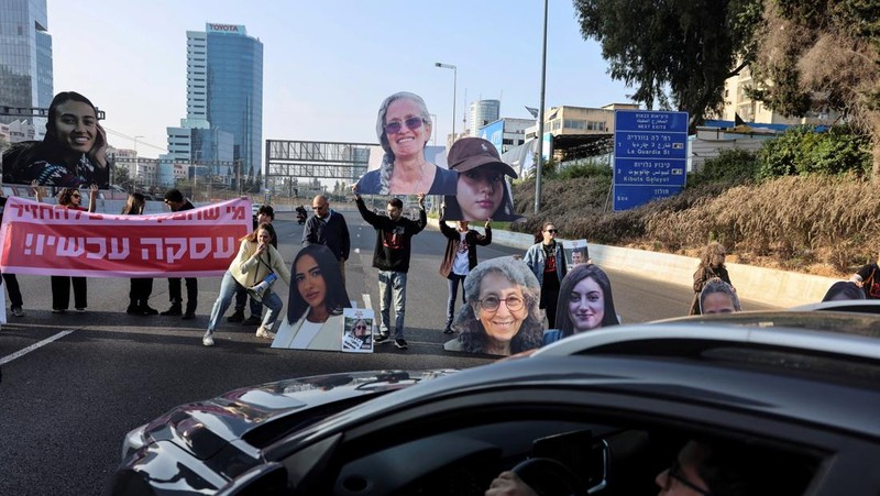 Sejumlah perempuan Israel turun ke jalan menuntut pembebasan segera para sandera yang ditahan di Gaza oleh kelompok militan Hamas dalam aksi protes di Tel Aviv, (14/3/2024) waktu setempat. (REUTERS/Tomer Appelbaum)