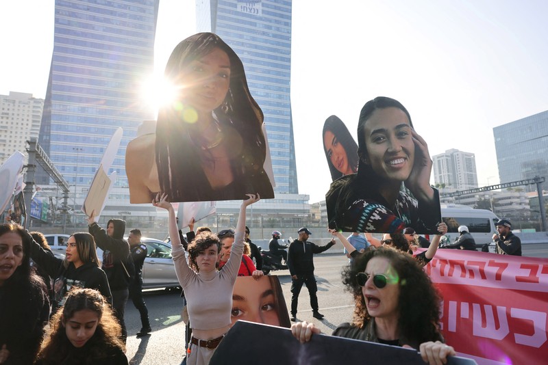 Sejumlah perempuan Israel turun ke jalan menuntut pembebasan segera para sandera yang ditahan di Gaza oleh kelompok militan Hamas dalam aksi protes di Tel Aviv, (14/3/2024) waktu setempat. (REUTERS/Tomer Appelbaum) Sejumlah perempuan Israel turun ke jalan menuntut pembebasan segera para sandera yang ditahan di Gaza oleh kelompok militan Hamas dalam aksi protes di Tel Aviv, (14/3/2024) waktu setempat. (REUTERS/Tomer Appelbaum)