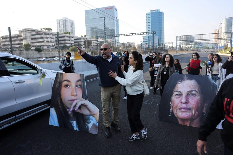 Sejumlah perempuan Israel turun ke jalan menuntut pembebasan segera para sandera yang ditahan di Gaza oleh kelompok militan Hamas dalam aksi protes di Tel Aviv, (14/3/2024) waktu setempat. (REUTERS/Tomer Appelbaum) Sejumlah perempuan Israel turun ke jalan menuntut pembebasan segera para sandera yang ditahan di Gaza oleh kelompok militan Hamas dalam aksi protes di Tel Aviv, (14/3/2024) waktu setempat. (REUTERS/Tomer Appelbaum)
