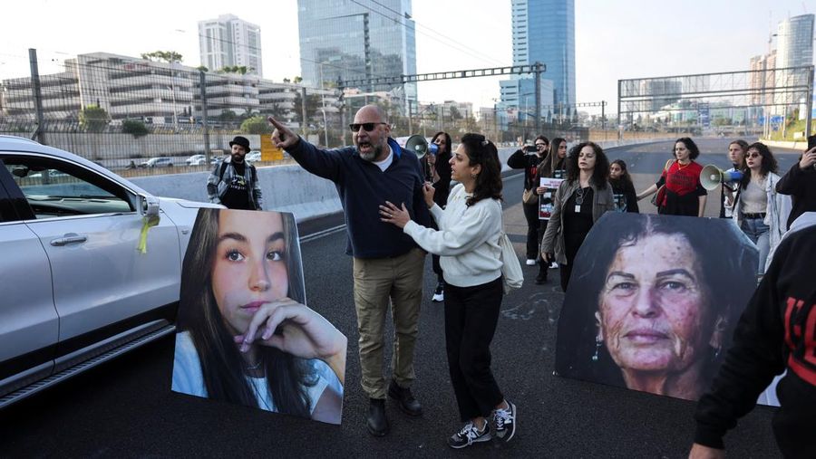 Sejumlah perempuan Israel turun ke jalan menuntut pembebasan segera para sandera yang ditahan di Gaza oleh kelompok militan Hamas dalam aksi protes di Tel Aviv, (14/3/2024) waktu setempat. (REUTERS/Tomer Appelbaum)