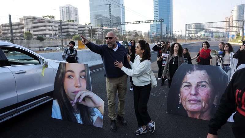 Sejumlah perempuan Israel turun ke jalan menuntut pembebasan segera para sandera yang ditahan di Gaza oleh kelompok militan Hamas dalam aksi protes di Tel Aviv, (14/3/2024) waktu setempat. (REUTERS/Tomer Appelbaum)