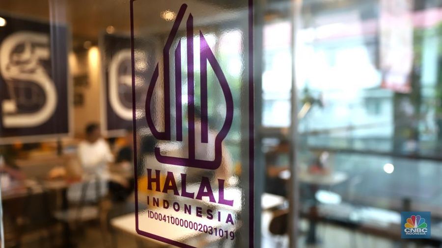 Stiker Halal yang tertempel di pintu masuk salah satu restoran siap saji di Salemba, Jakarta, Jumat (15/3/2024). Badan Penyelenggara Jaminan Produk Halal (BPJPH) Kementerian Agama mengejar target 10 juta produk bersertifikat halal pada 2024, sebagai upaya menjadikan Indonesia sebagai produsen makanan dan minuman halal nomor satu dunia pada tahun yang sama. McDonalds Indonesia menjaadi restoran cepat saji pertama yang menerima sertifikat halal yang berlaku sepanjang masa dari Badan Penyelenggara Jaminan Produk Halal (BPJPH). (CNBC Indonesia/Muhammad Sabki)