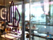 Stiker Halal yang tertempel di pintu masuk salah satu restoran siap saji di Salemba, Jakarta, Jumat (15/3/2024). Badan Penyelenggara Jaminan Produk Halal (BPJPH) Kementerian Agama mengejar target 10 juta produk bersertifikat halal pada 2024, sebagai