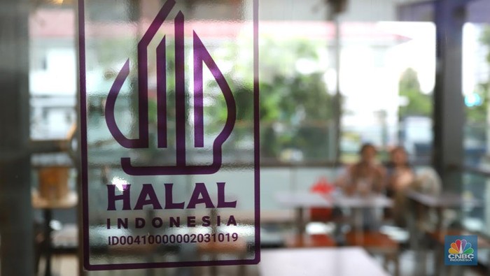 Stiker Halal yang tertempel di pintu masuk salah satu restoran siap saji di Salemba, Jakarta, Jumat (15/3/2024). Badan Penyelenggara Jaminan Produk Halal (BPJPH) Kementerian Agama mengejar target 10 juta produk bersertifikat halal pada 2024, sebagai