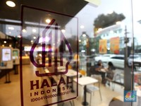 Stiker Halal yang tertempel di pintu masuk salah satu restoran siap saji di Salemba, Jakarta, Jumat (15/3/2024). Badan Penyelenggara Jaminan Produk Halal (BPJPH) Kementerian Agama mengejar target 10 juta produk bersertifikat halal pada 2024, sebagai