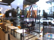 Stiker Halal yang tertempel di pintu masuk salah satu restoran siap saji di Salemba, Jakarta, Jumat (15/3/2024). Badan Penyelenggara Jaminan Produk Halal (BPJPH) Kementerian Agama mengejar target 10 juta produk bersertifikat halal pada 2024, sebagai
