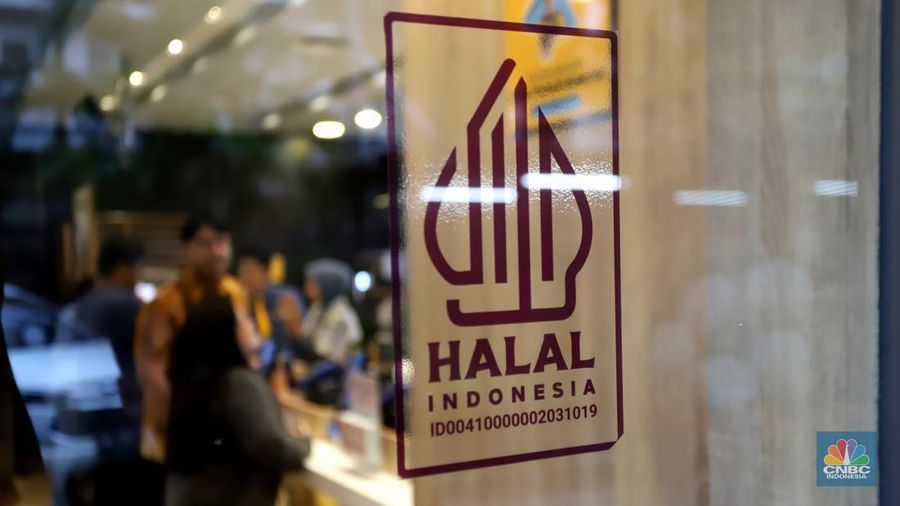 Stiker Halal yang tertempel di pintu masuk salah satu restoran siap saji di Salemba, Jakarta, Jumat (15/3/2024). Badan Penyelenggara Jaminan Produk Halal (BPJPH) Kementerian Agama mengejar target 10 juta produk bersertifikat halal pada 2024, sebagai upaya menjadikan Indonesia sebagai produsen makanan dan minuman halal nomor satu dunia pada tahun yang sama. McDonalds Indonesia menjaadi restoran cepat saji pertama yang menerima sertifikat halal yang berlaku sepanjang masa dari Badan Penyelenggara Jaminan Produk Halal (BPJPH). (²©²ÊÍøÕ¾/Muhammad Sabki)
