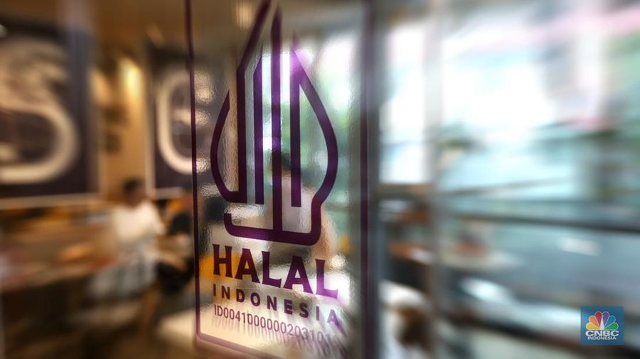Stiker Halal yang tertempel di pintu masuk salah satu restoran siap saji di Salemba, Jakarta, Jumat (15/3/2024). Badan Penyelenggara Jaminan Produk Halal (BPJPH) Kementerian Agama mengejar target 10 juta produk bersertifikat halal pada 2024, sebagai upaya menjadikan Indonesia sebagai produsen makanan dan minuman halal nomor satu dunia pada tahun yang sama. McDonalds Indonesia menjaadi restoran cepat saji pertama yang menerima sertifikat halal yang berlaku sepanjang masa dari Badan Penyelenggara Jaminan Produk Halal (BPJPH). (CNBC Indonesia/Muhammad Sabki)