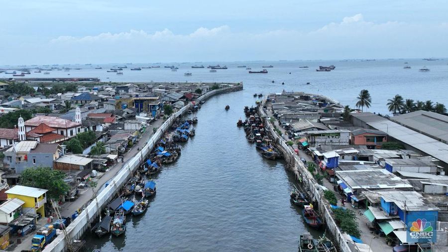 Suasana kampung nelayan di kawasan Kalibaru, Cilincing, Jakarta Utara, Jumat (15/3/2024). (CNBC Indonesia/Muhammad Sabki)