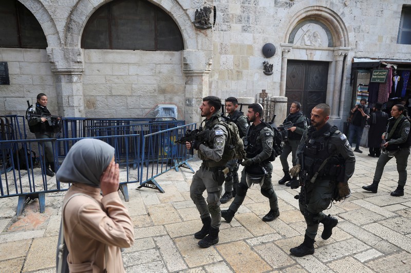 Umat muslim melaksanakan ibadah salat Jumat pekan pertama Ramadan di kompleks Masjid Al-Aqsa, Kota Tua Yerusalem, Jumat (15/3/2024). (REUTERS/Ammar Awad)