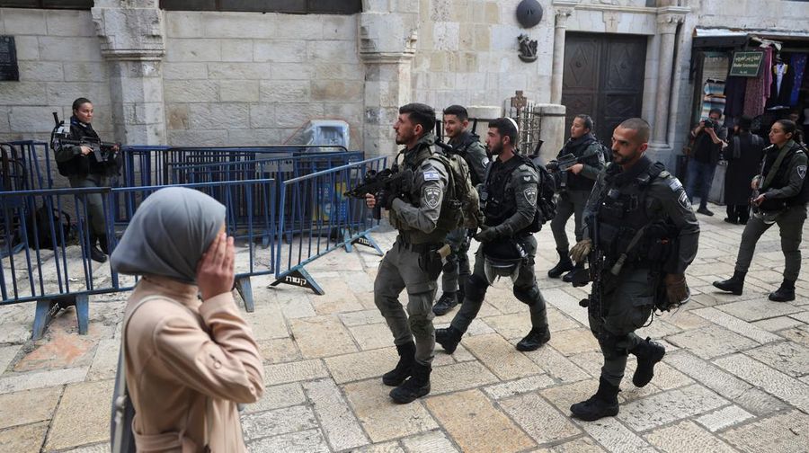 Umat muslim melaksanakan ibadah salat Jumat pekan pertama Ramadan di kompleks Masjid Al-Aqsa, Kota Tua Yerusalem, Jumat (15/3/2024). (REUTERS/Ammar Awad)