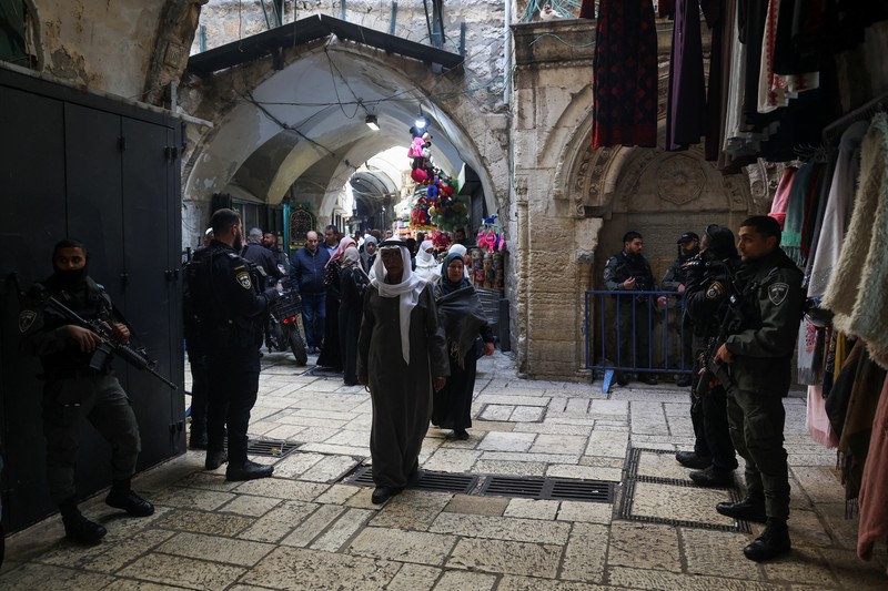 Umat muslim melaksanakan ibadah salat Jumat pekan pertama Ramadan di kompleks Masjid Al-Aqsa, Kota Tua Yerusalem, Jumat (15/3/2024). (REUTERS/Ammar Awad)