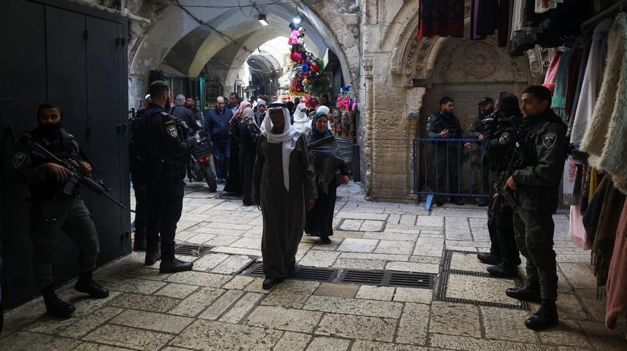 Umat muslim melaksanakan ibadah salat Jumat pekan pertama Ramadan di kompleks Masjid Al-Aqsa, Kota Tua Yerusalem, Jumat (15/3/2024). (REUTERS/Ammar Awad)