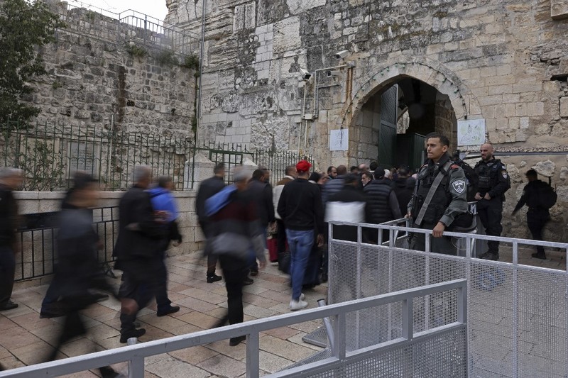 Umat muslim melaksanakan ibadah salat Jumat pekan pertama Ramadan di kompleks Masjid Al-Aqsa, Kota Tua Yerusalem, Jumat (15/3/2024). (REUTERS/Ammar Awad) Umat muslim melaksanakan ibadah salat Jumat pekan pertama Ramadan di kompleks Masjid Al-Aqsa, Kota Tua Yerusalem, Jumat (15/3/2024). (REUTERS/Ammar Awad)