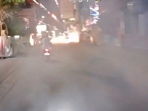 Viral 2 WNA Tembakkan Kembang Api Ugal-ugalan di Jalanan Bali
