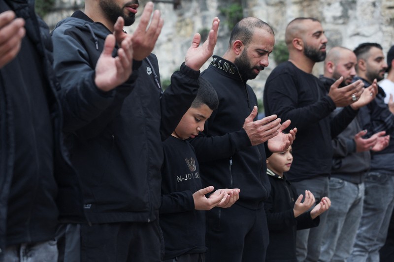 Umat muslim melaksanakan ibadah salat Jumat pekan pertama Ramadan di kompleks Masjid Al-Aqsa, Kota Tua Yerusalem, Jumat (15/3/2024). (REUTERS/Ammar Awad)